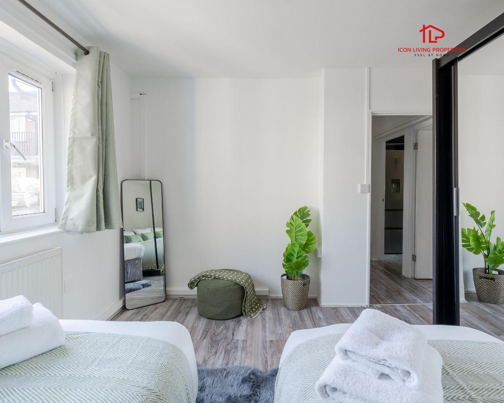 Spacious 1 Bed Flat For Contractors Leisure And Relocation Guests By Icon Living Properties Short Lets And Serviced Accommodation Barking ภายนอก รูปภาพ