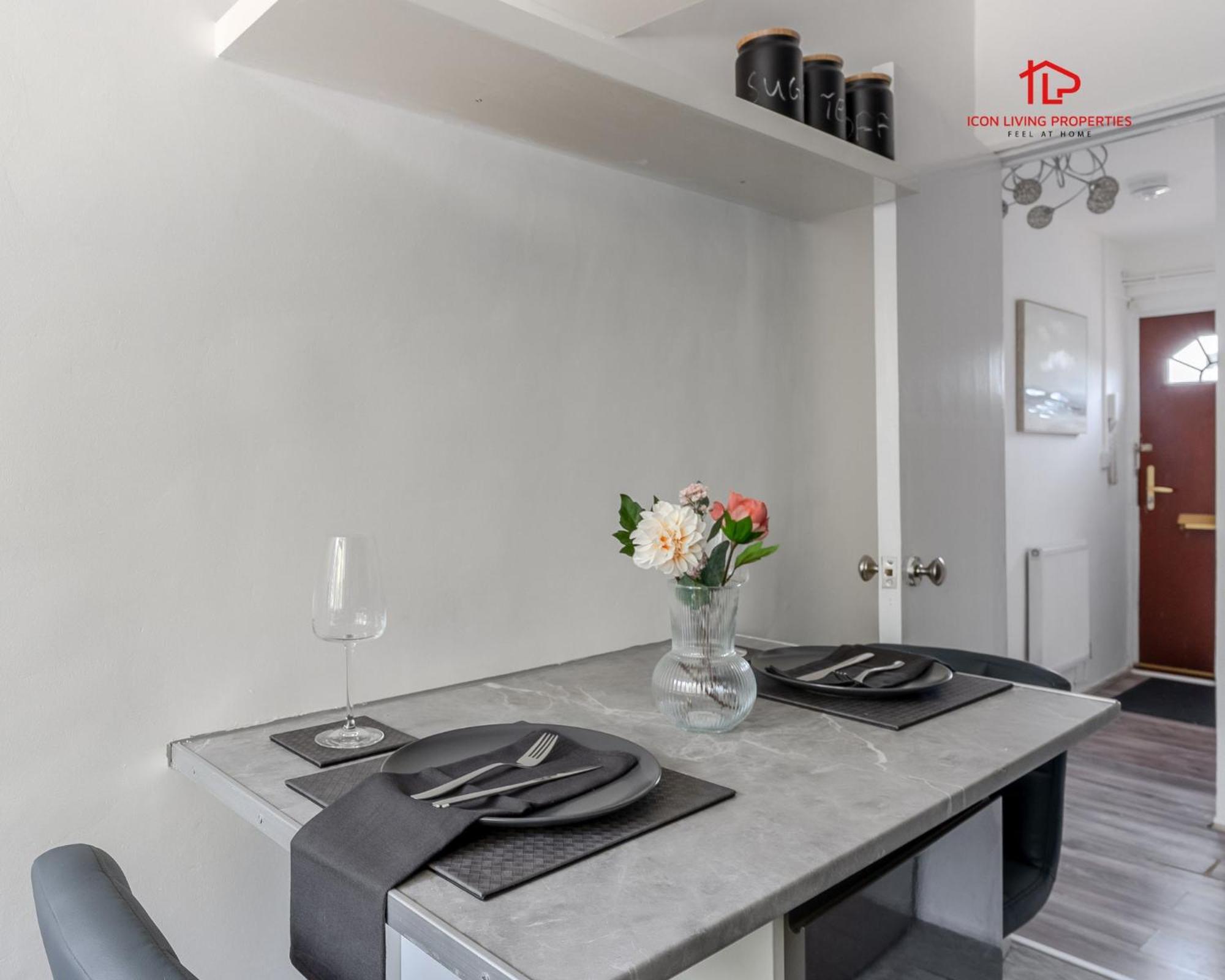 Spacious 1 Bed Flat For Contractors Leisure And Relocation Guests By Icon Living Properties Short Lets And Serviced Accommodation Barking ภายนอก รูปภาพ